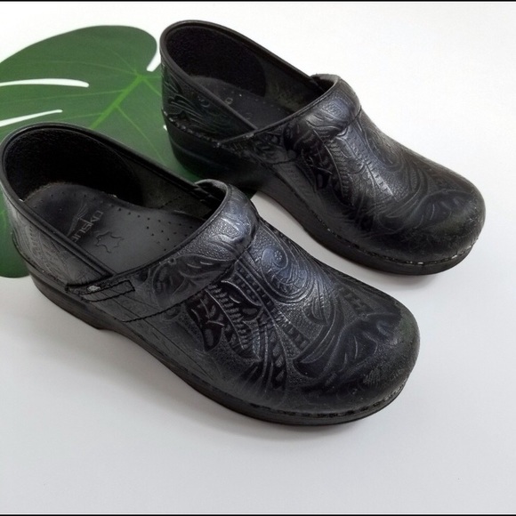 Dansko 38 Nursing Clogs - Picture 1 of 3
